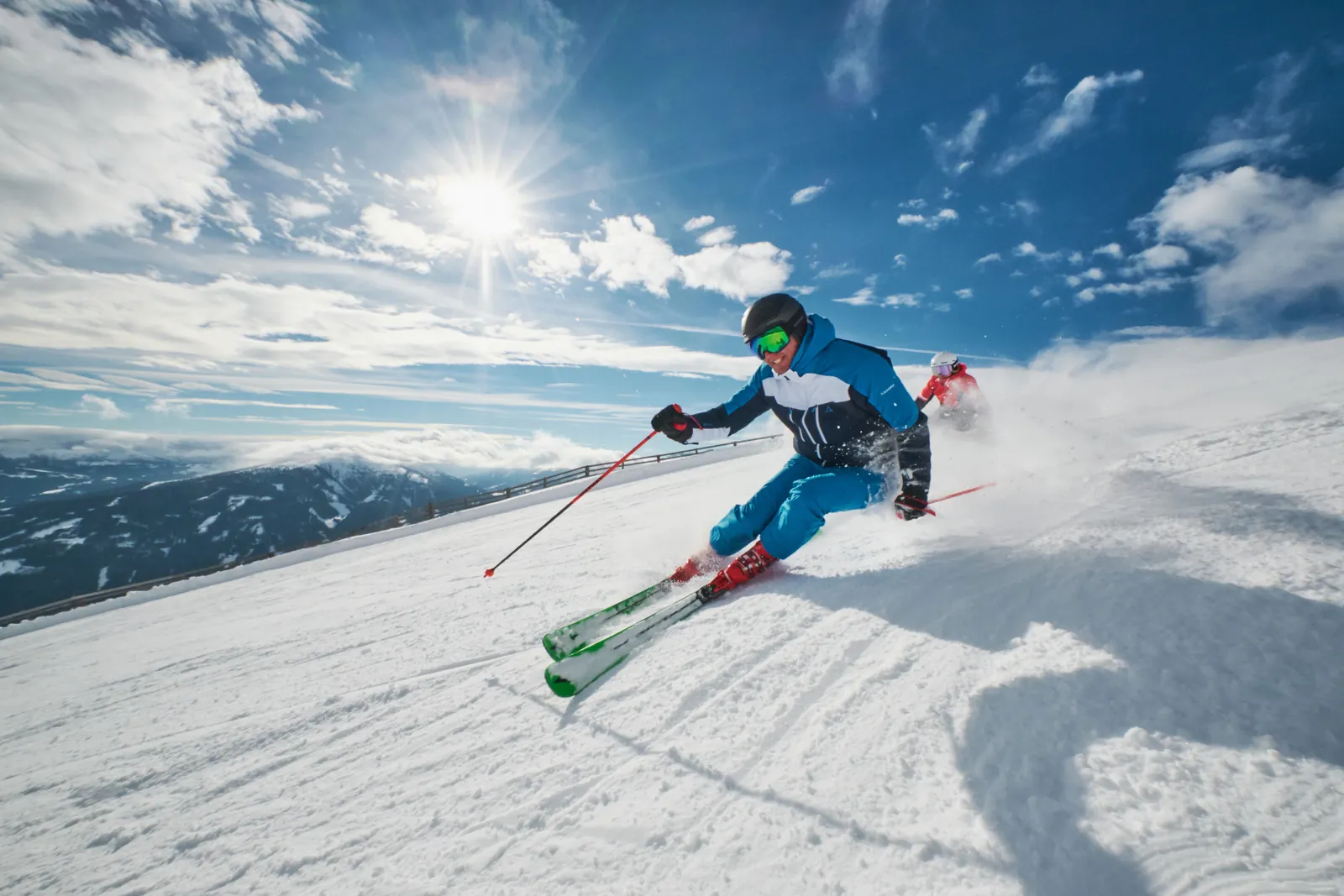Carvingschwung auf einer Piste im Lungau